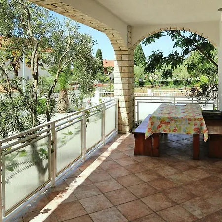 Charming Modern Stay In Biograd *